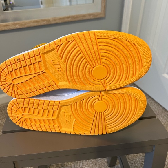 AIR JORDAN 1 MID - Picture 6 of 7